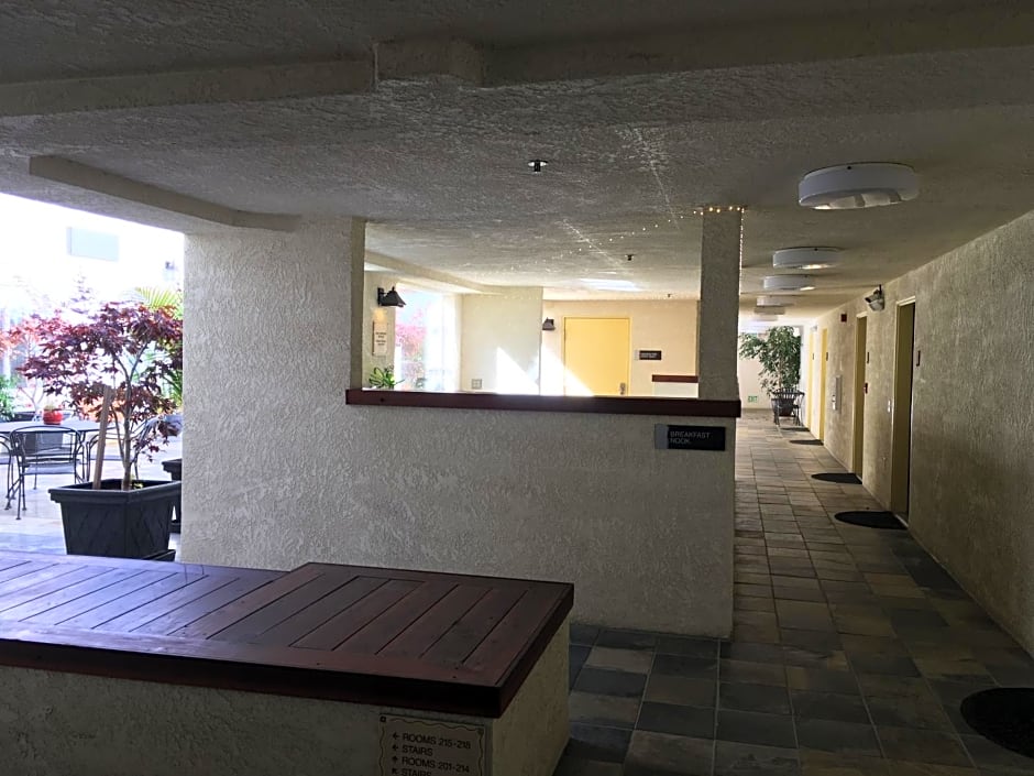 Airport Inn