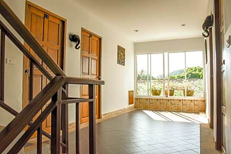 Apartment with Mountain View