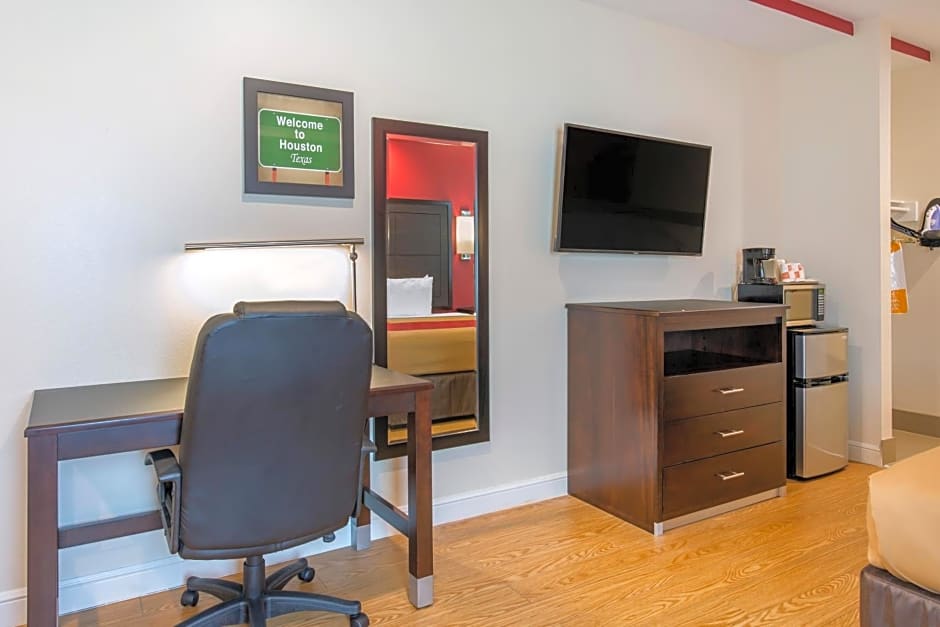 Econo Lodge Inn & Suites