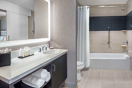 2 Queen 2 Rm Ste Mobility/Hearing Access Tub