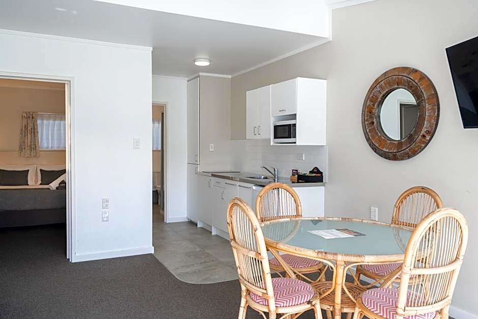 Hananui Lodge and Apartments