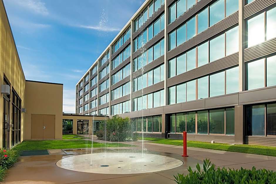 Holiday Inn and Suites Charleston West By IHG