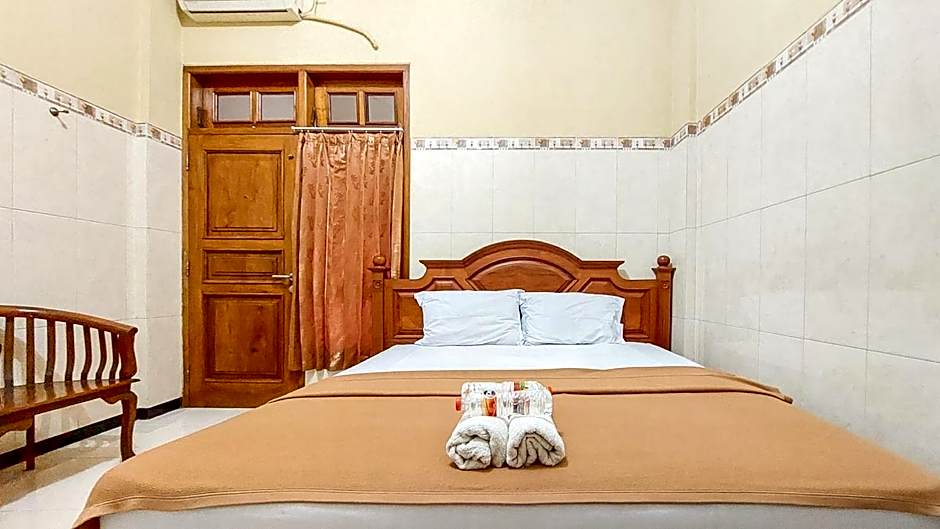 Hotel Shinta 2 near Alun Alun Kertosono Mitra RedDoorz