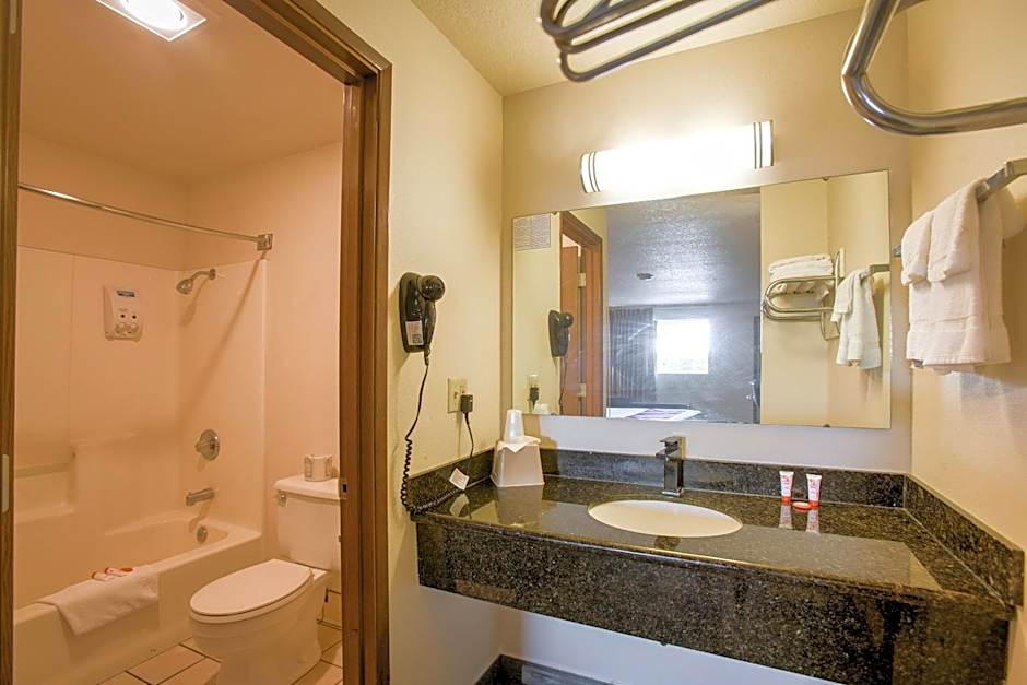 OYO Woodland Hotel and Suites