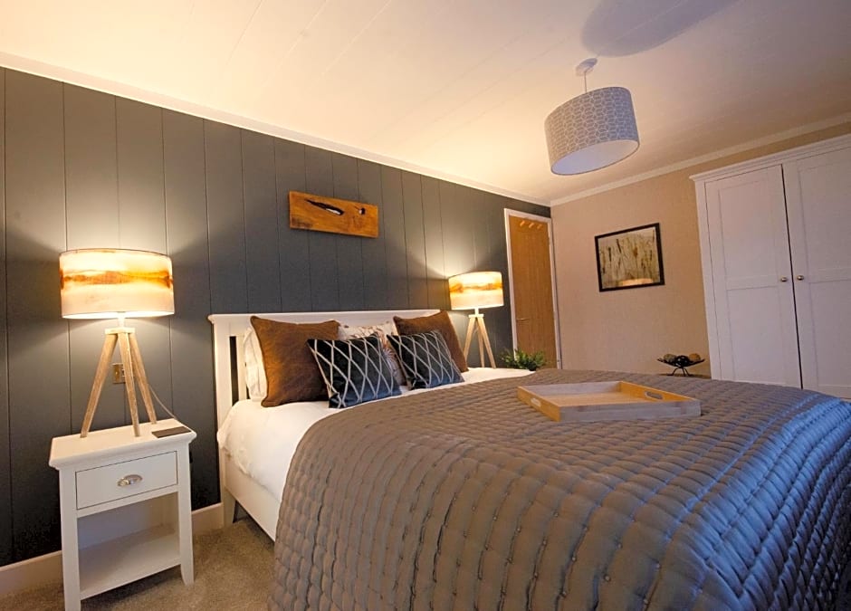 Hollicarrs - The Rushes