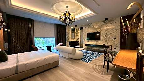 Premier Suite - Check-In After 10:00 PM