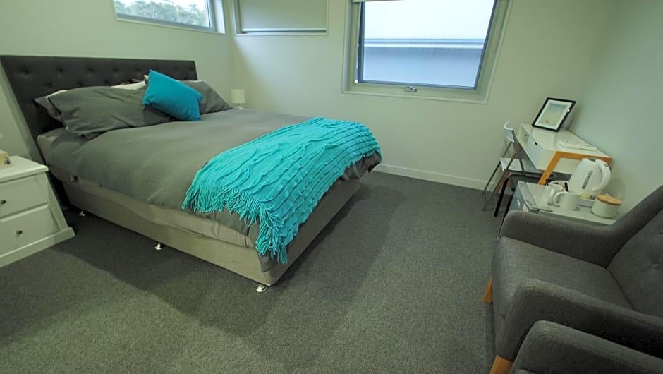Photo 1 of 1 of 1 Queen Bed