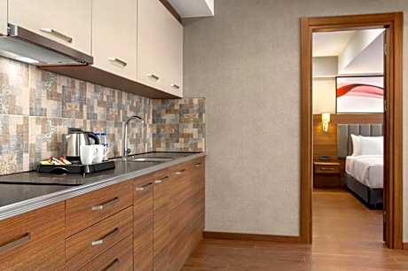 1 King Bed, Suite, City View, Smoking