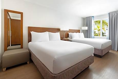 Queen Room with Pool View - Hearing Accessible