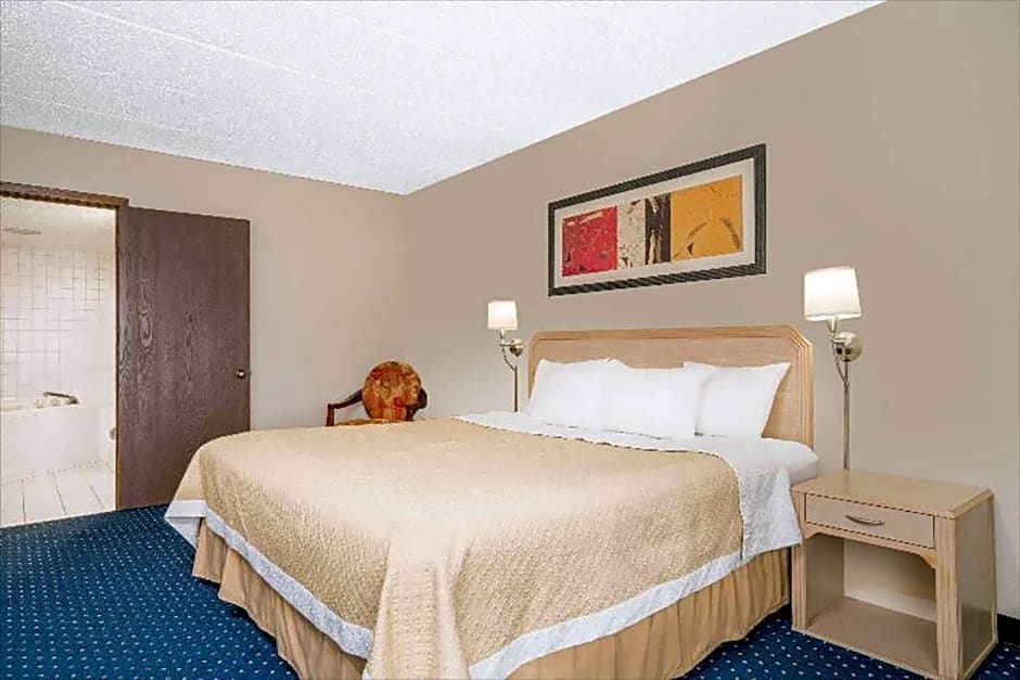 Norwood Inn & Suites LaCrosse