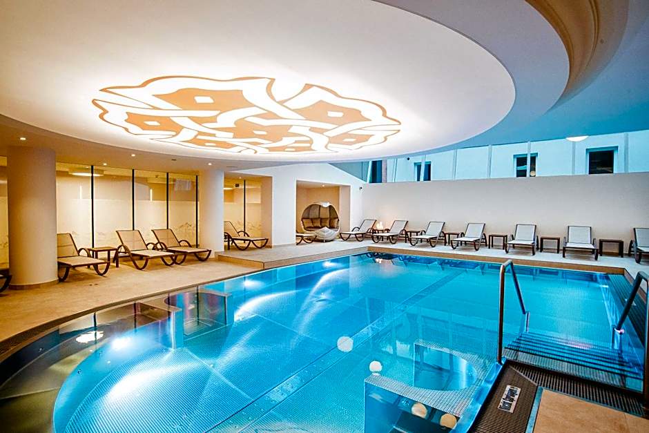 Österreichischer Hof-im Bademantel direkt in die Alpentherme