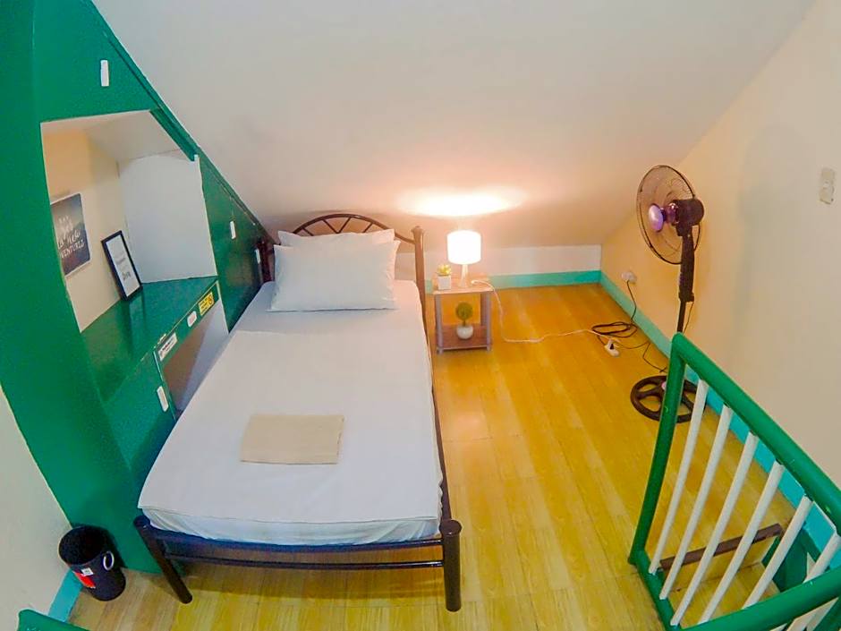 Nomads MNL Backpackers Homestay - near Airport