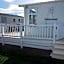 Luxury 2 bedroom caravan with large decking Close to beach