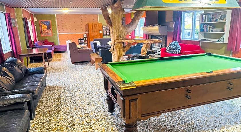 The Crossing Lodge and Backpackers