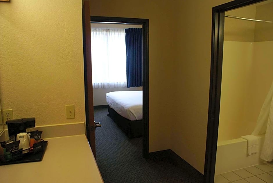 Country Inn & Suites by Radisson, Lansing, MI