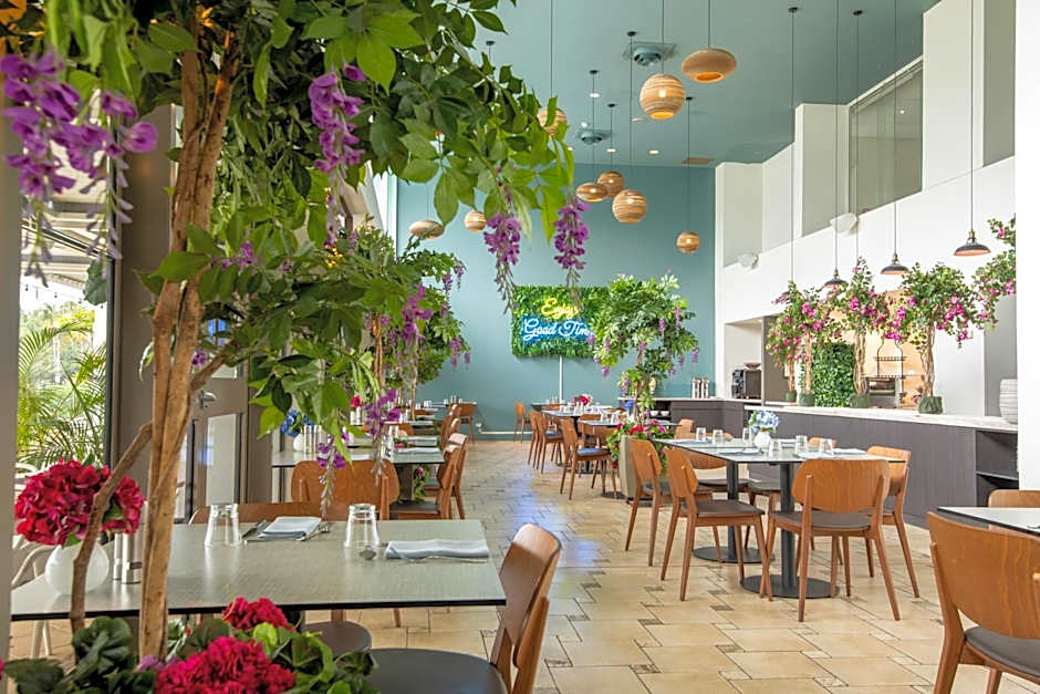 Cairns Harbourside Hotel