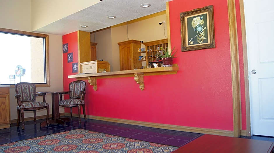 Holiday Lodge & Suites