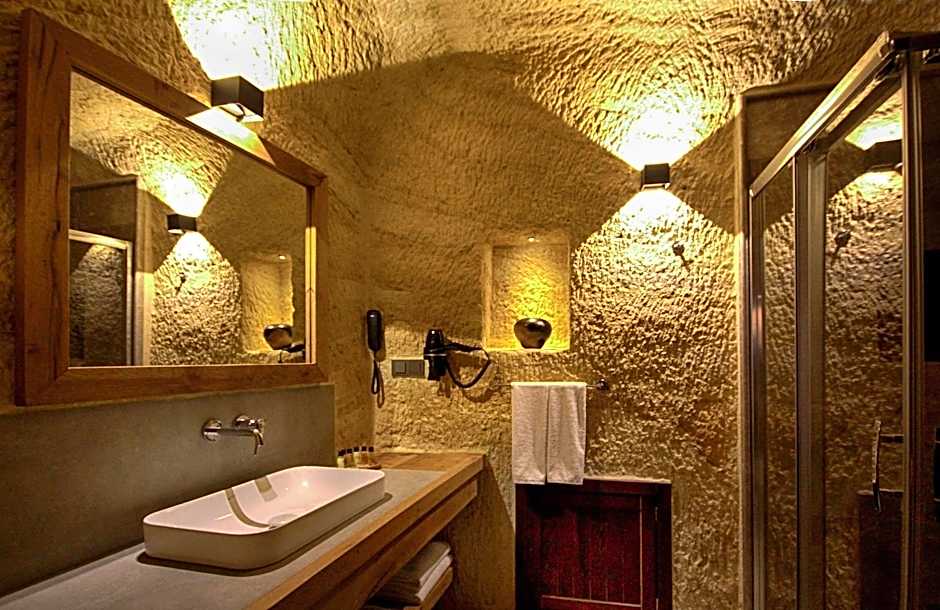 1811 Cave Hotel