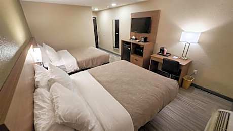 Quadruple Room with Two Queen Beds - Non Smoking