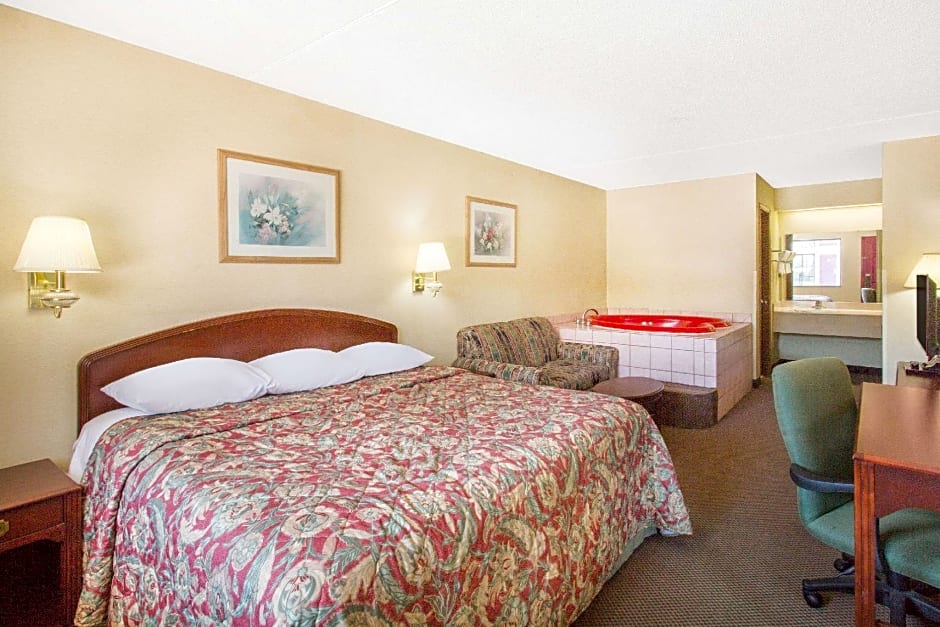 Days Inn & Suites by Wyndham Bentonville