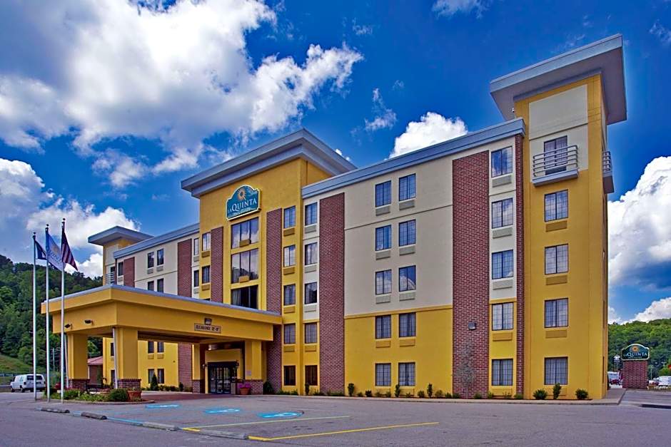 La Quinta Inn & Suites by Wyndham Elkview