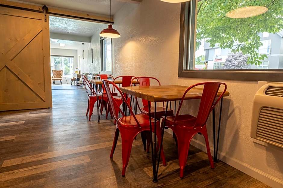 The Junction Hotel and Hostel