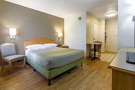 1 Queen Bed | ADA/RI Shower/Suite, Non-Smoking