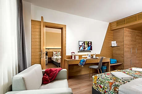 Connectable Family Room with Bathroom and Free Zoo Access
