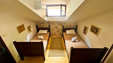 Standard Twin Room with Shared Bathroom
