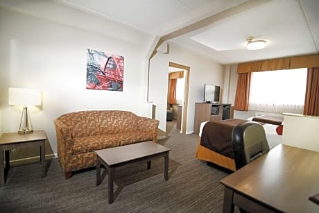 Suite - 3 Double Beds - Non-Smoking, Two Rooms, Desk, Microwave And Refrigerator, Wi-Fi, Full Breakfast