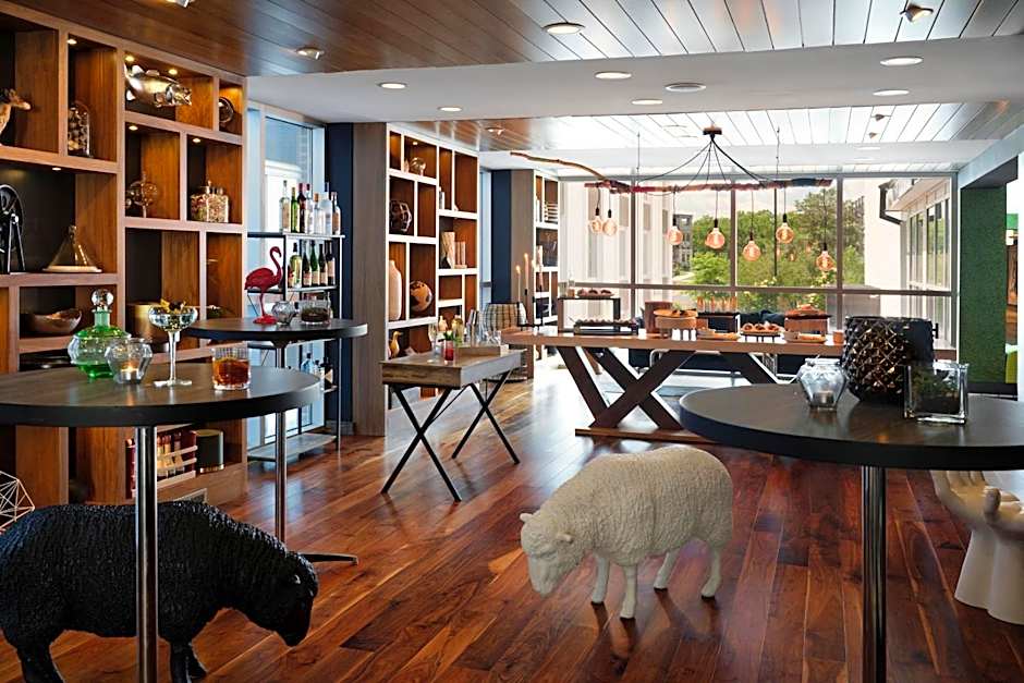 Renaissance by Marriott Minneapolis Bloomington Hotel