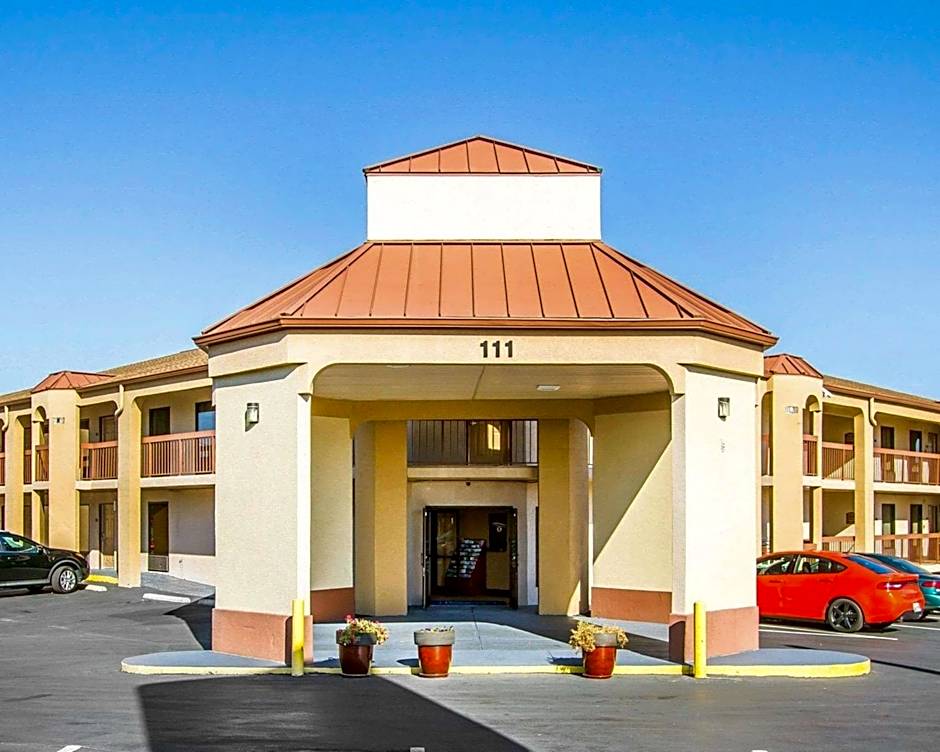 Rodeway Inn & Suites Clarksville near Governors Square Mall