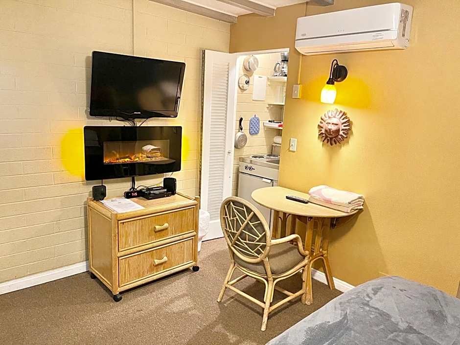 A PLACE IN THE SUN Garden Hotel - Big Units with Privacy Gardens & Heated Pool & Spa in 1 Acre Park Prime Location, PET Friendly