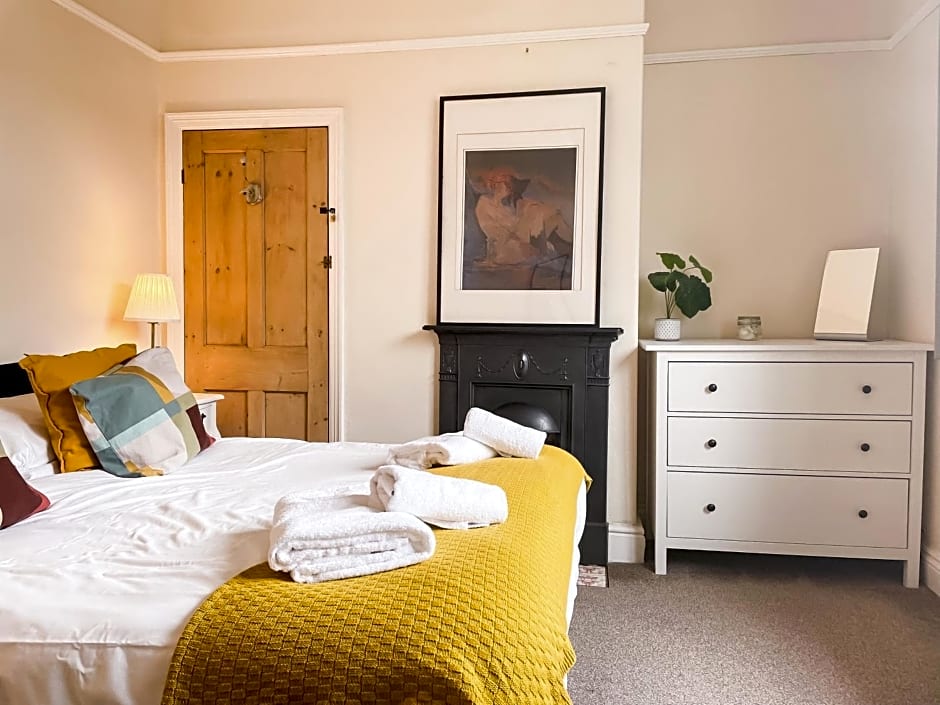 Riverside Lodge - Quaint Victorian Home By The River