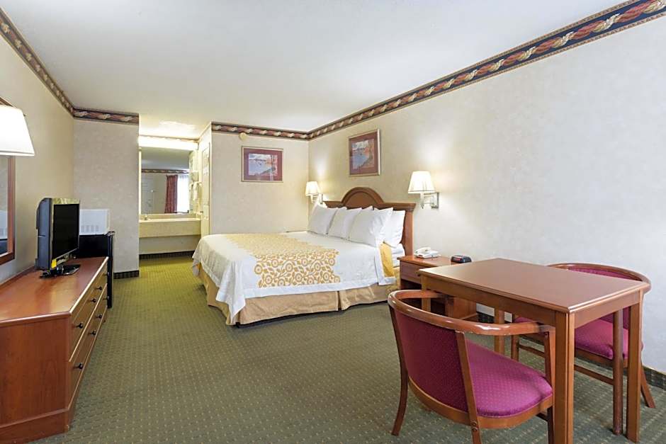 Days Inn by Wyndham Clinton