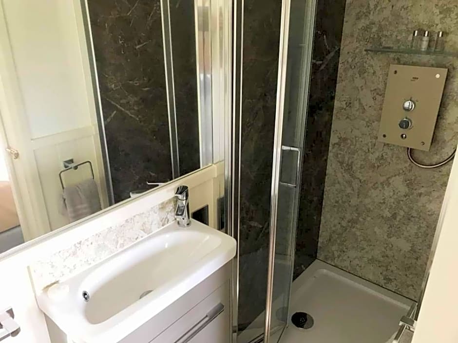 Stunning Shepherds Hut with Superb Views & Fire Pit near a Superb Gastro Pub