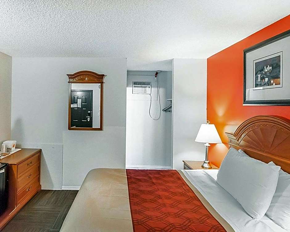 Econo Lodge Inn & Suites