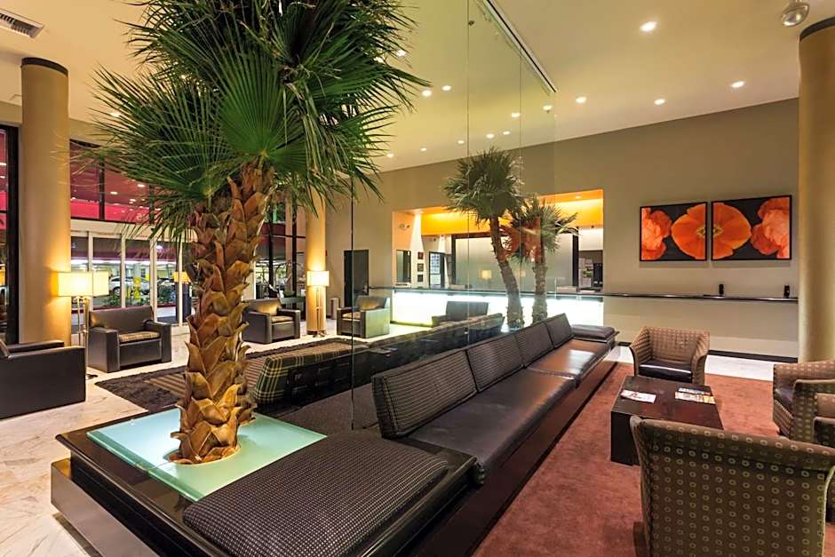 Ramada Plaza by Wyndham West Hollywood Hotel & Suites