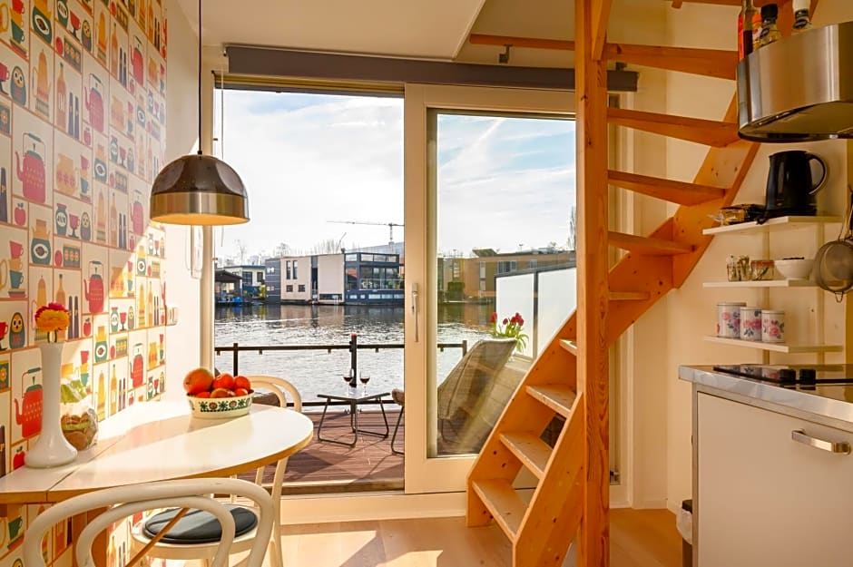 Houseboat studio with canalview and free bikes