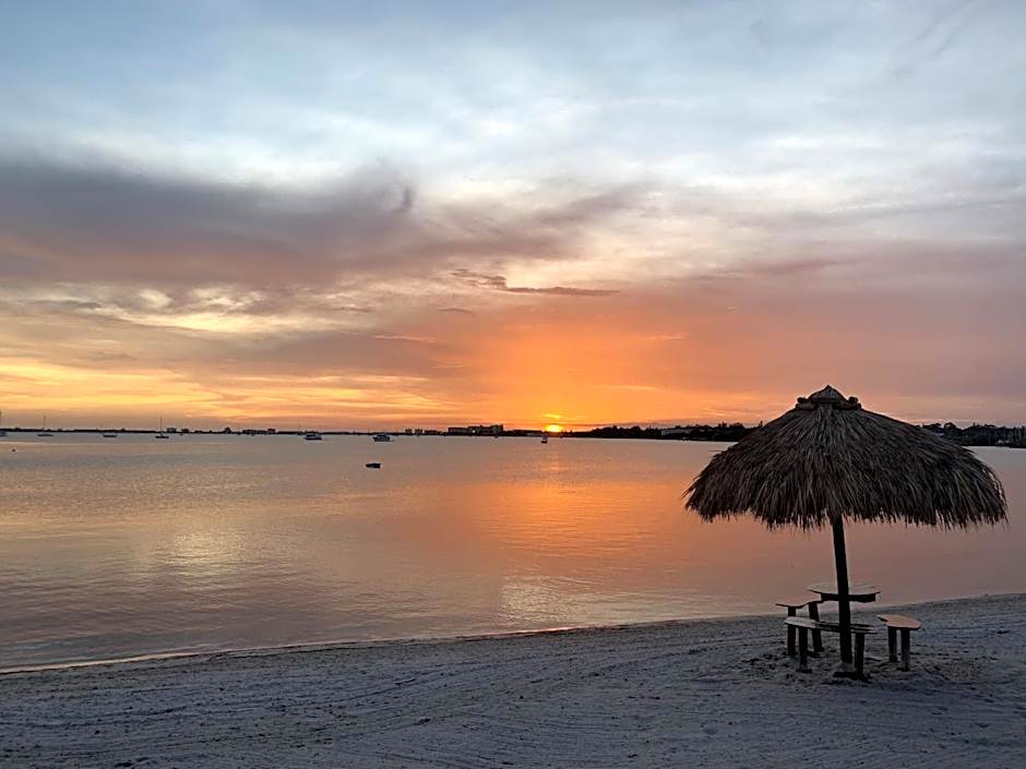 Walk to the Sand, Pool & Hot Tub Waterfront Oasis