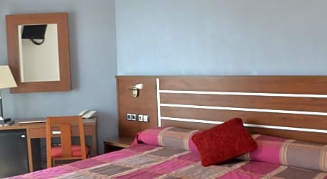 double standard with shared bed (2 adults 1child)