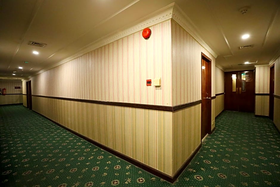 OYO 112 Semiramis Hotel