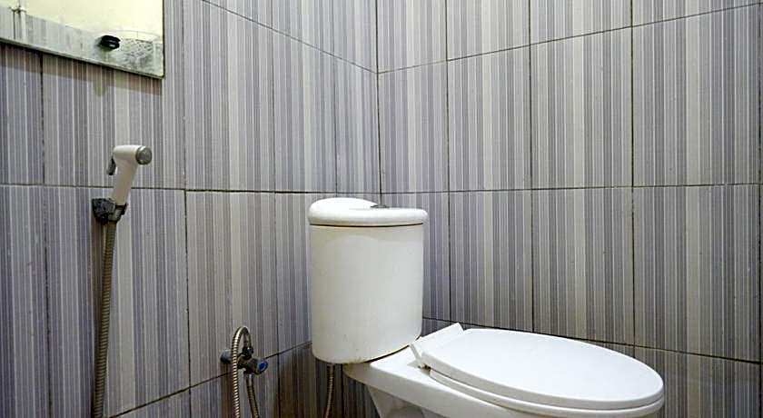 RedDoorz Syariah near Alun Alun Pacitan 2