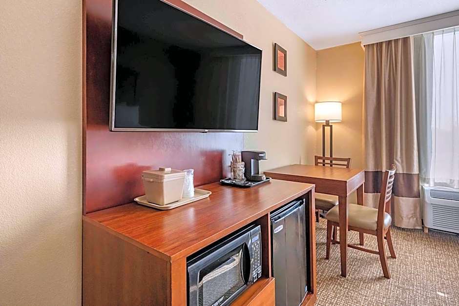 Comfort Inn & Suites Triadelphia - Wheeling