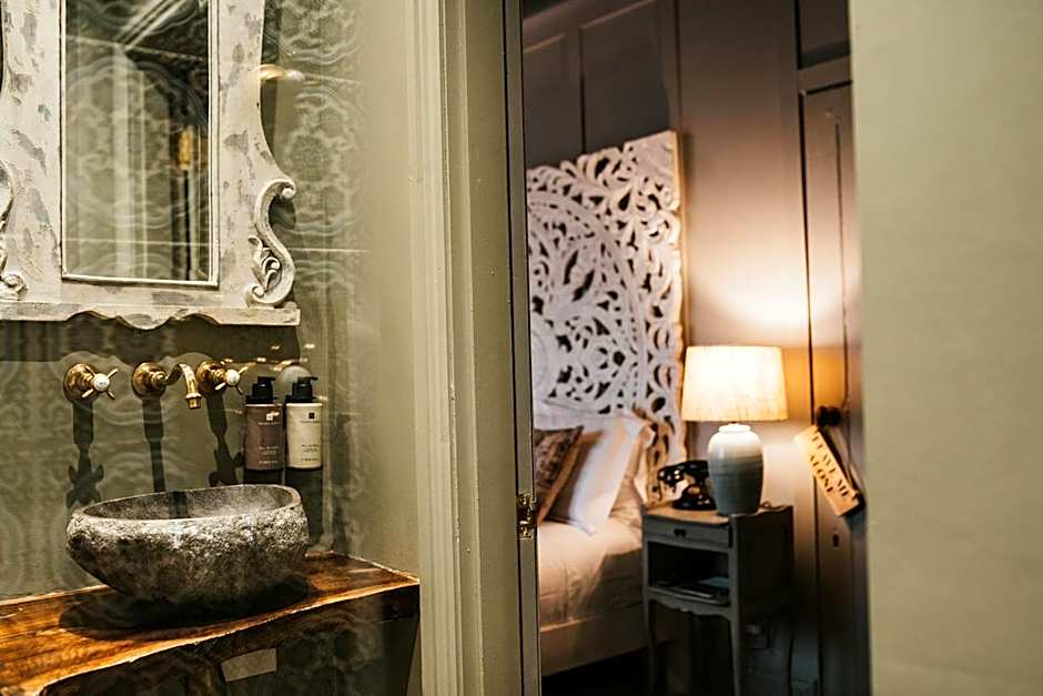 Le Petit Chateau & William de Percy