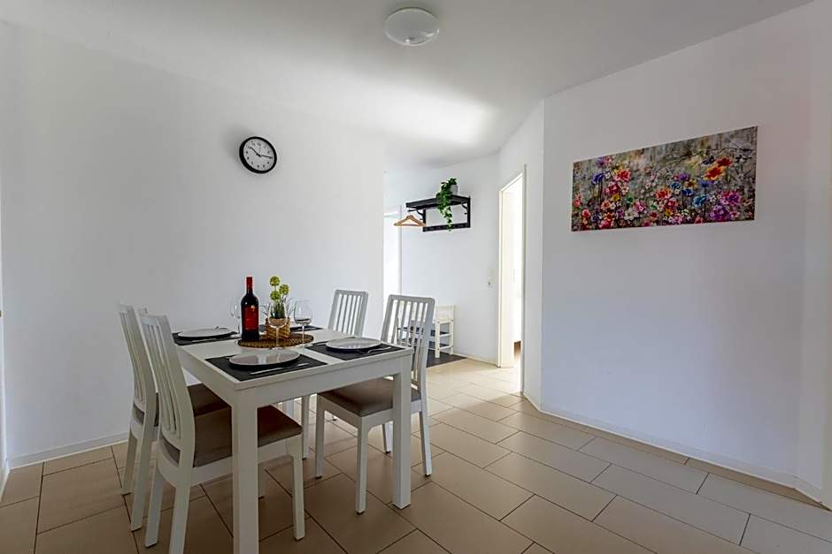 Ferienhaus Natura Ideal für Urlaub & Business, Küche, WLAN, Parkplatz