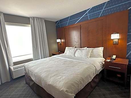 King Suite with Transfer Shower - Accessible/Non-Smoking