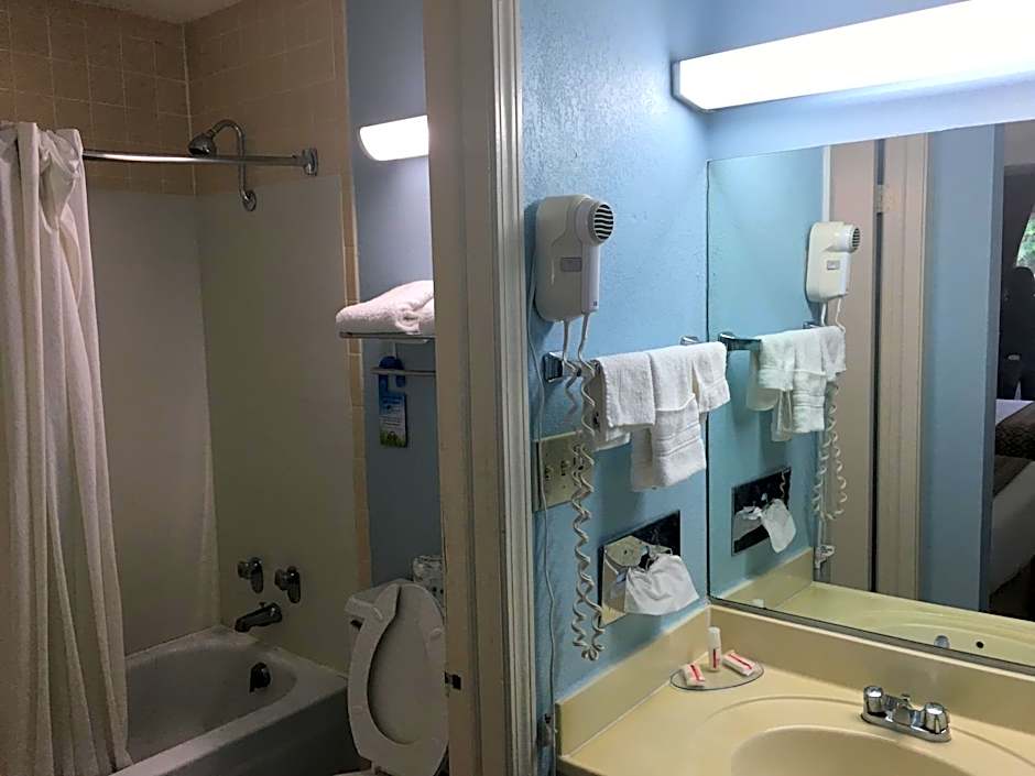 Days Inn by Wyndham Lavonia