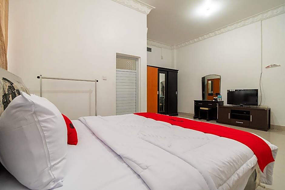 RedDoorz Syariah near Universitas Putra Indonesia Padang