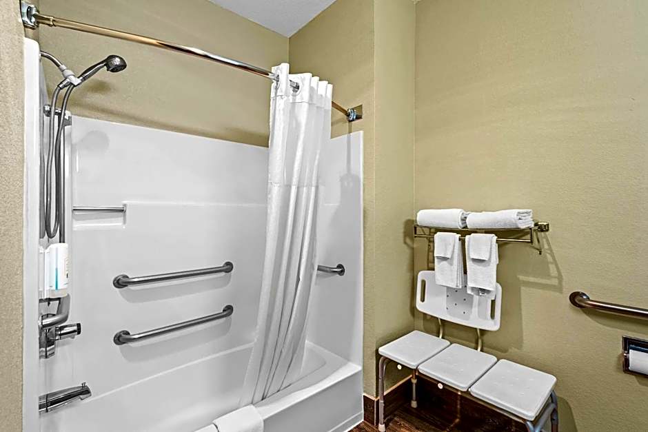 Quality Inn & Suites Des Moines Airport